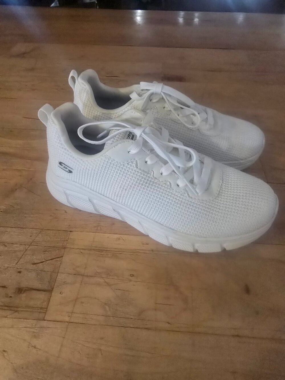 Sketchers white runners
